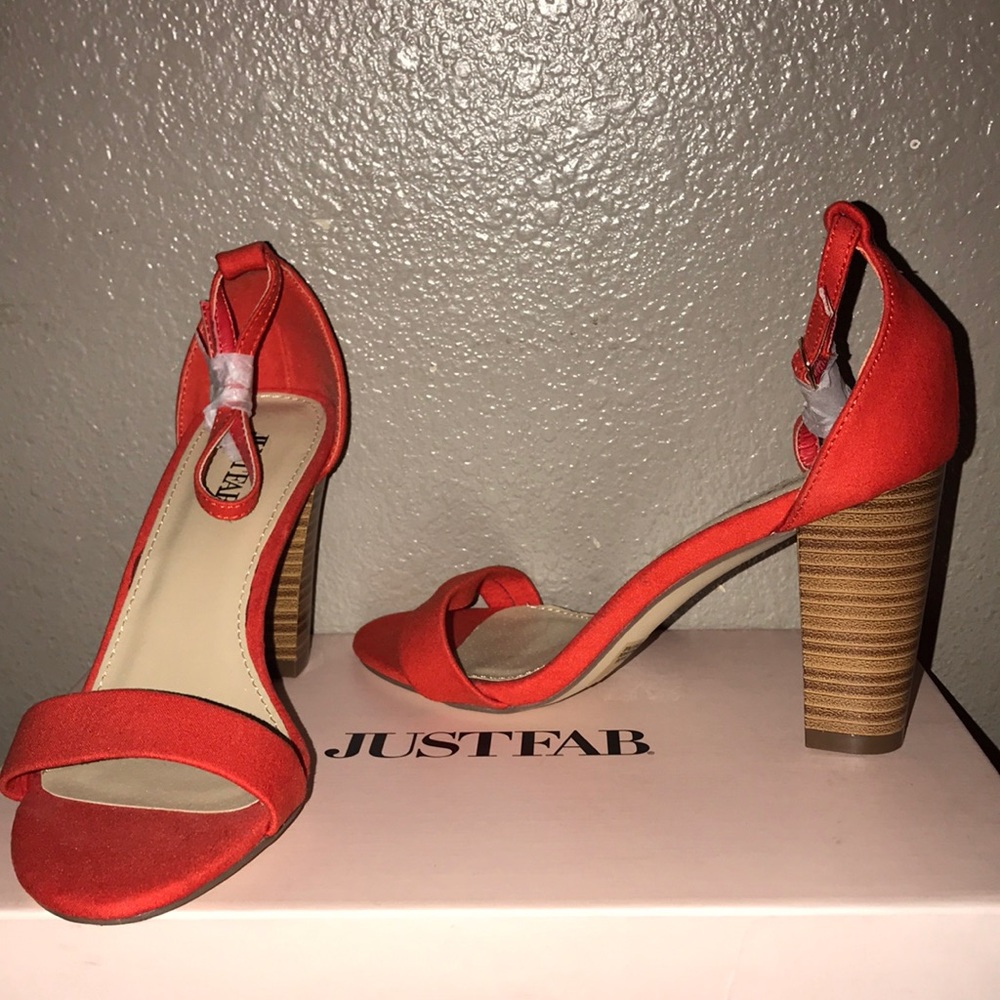 BRAND NEW !!  Heeled sandals